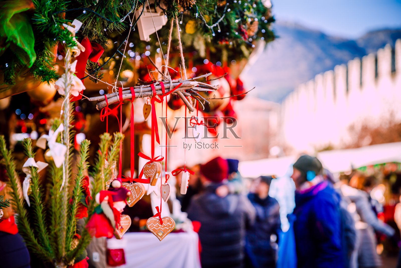 意大利圣诞市场Trentino Alto Adige上的圣诞装饰照片摄影图片