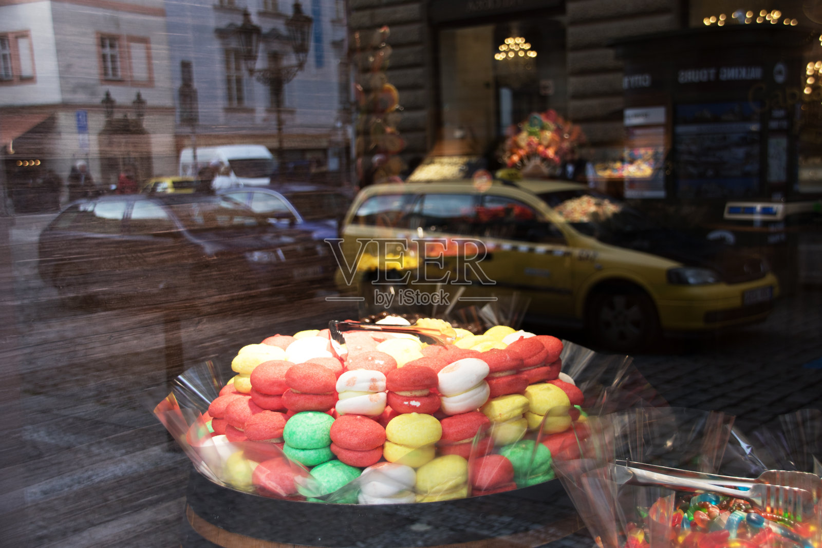 欧洲布拉格市中心的橱窗里陈列着糖果照片摄影图片