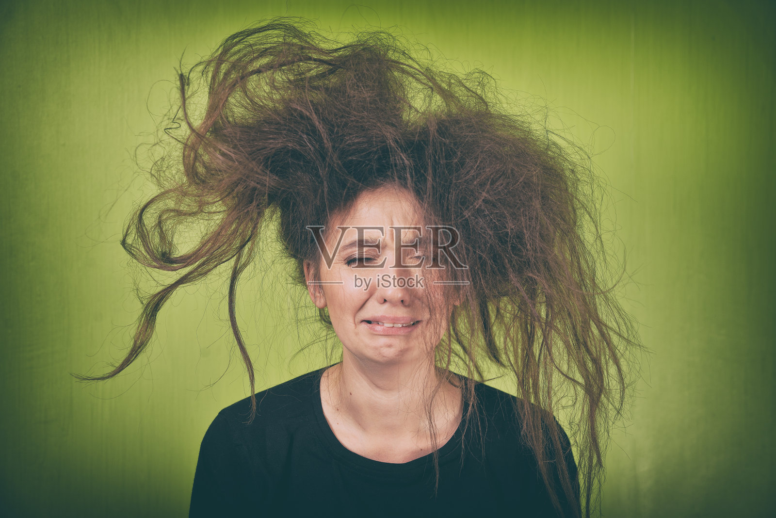一个发型奇怪的愤怒女人照片摄影图片