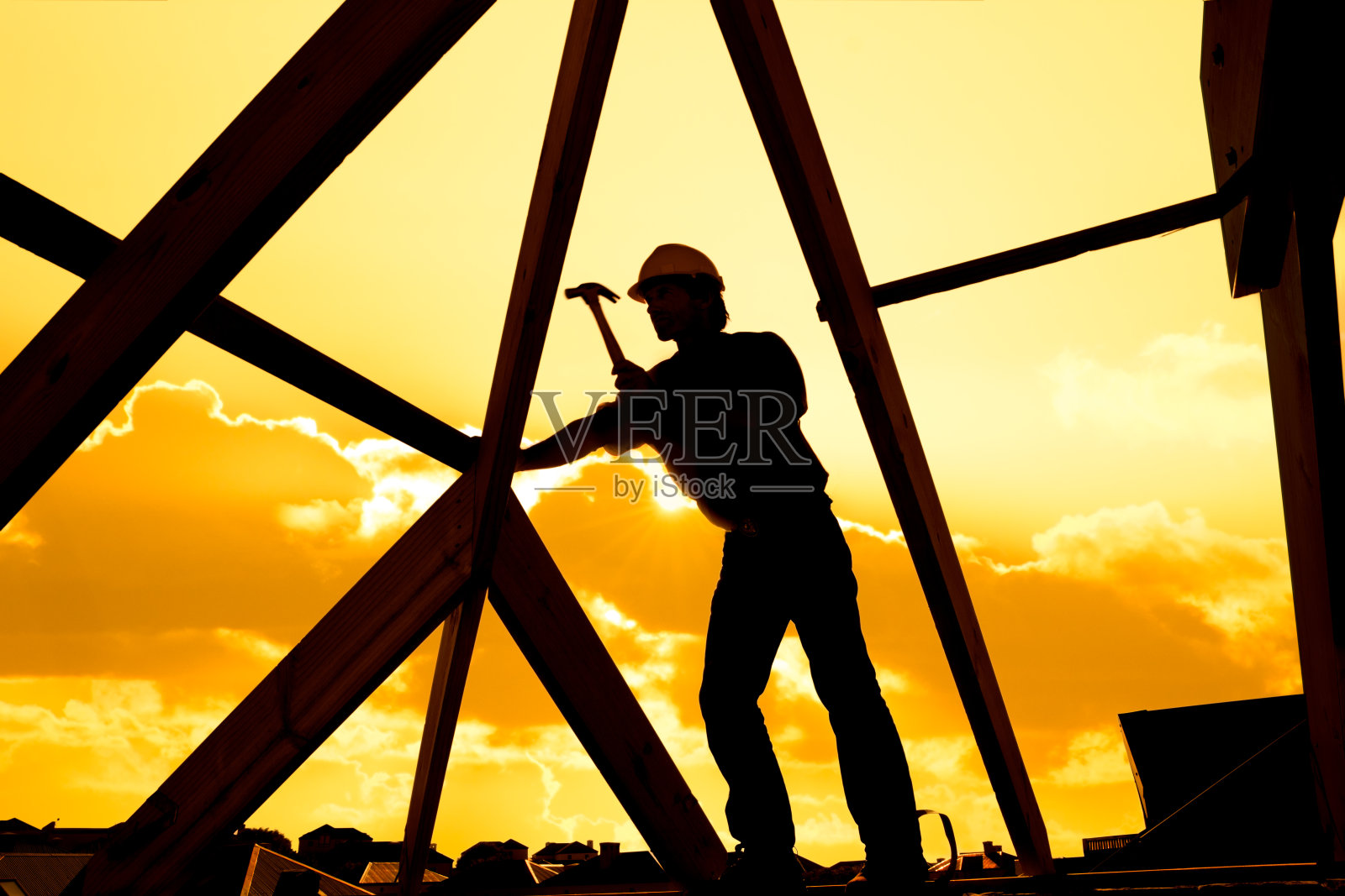 屋顶工人，建筑工，在建筑工地进行屋顶结构施工照片摄影图片