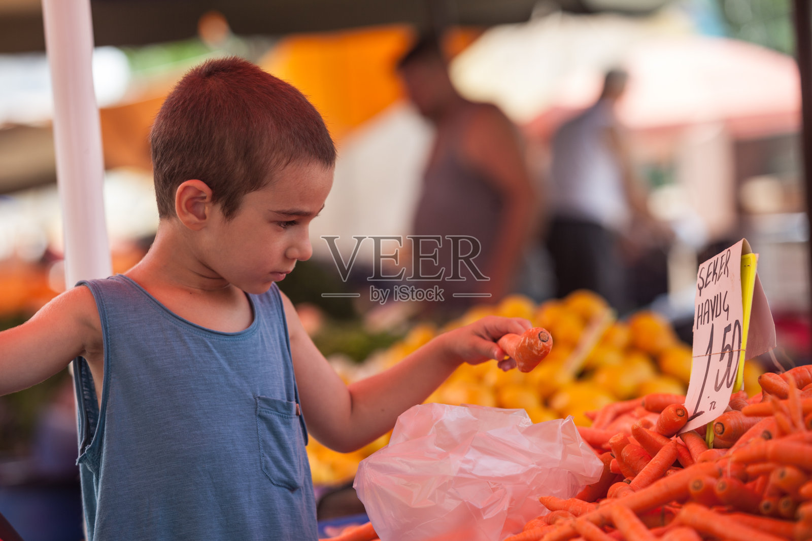 小男孩在街头农贸市场购物照片摄影图片