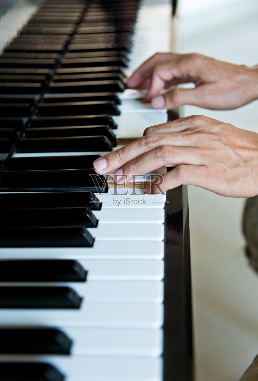 男人用手弹钢琴照片摄影图片