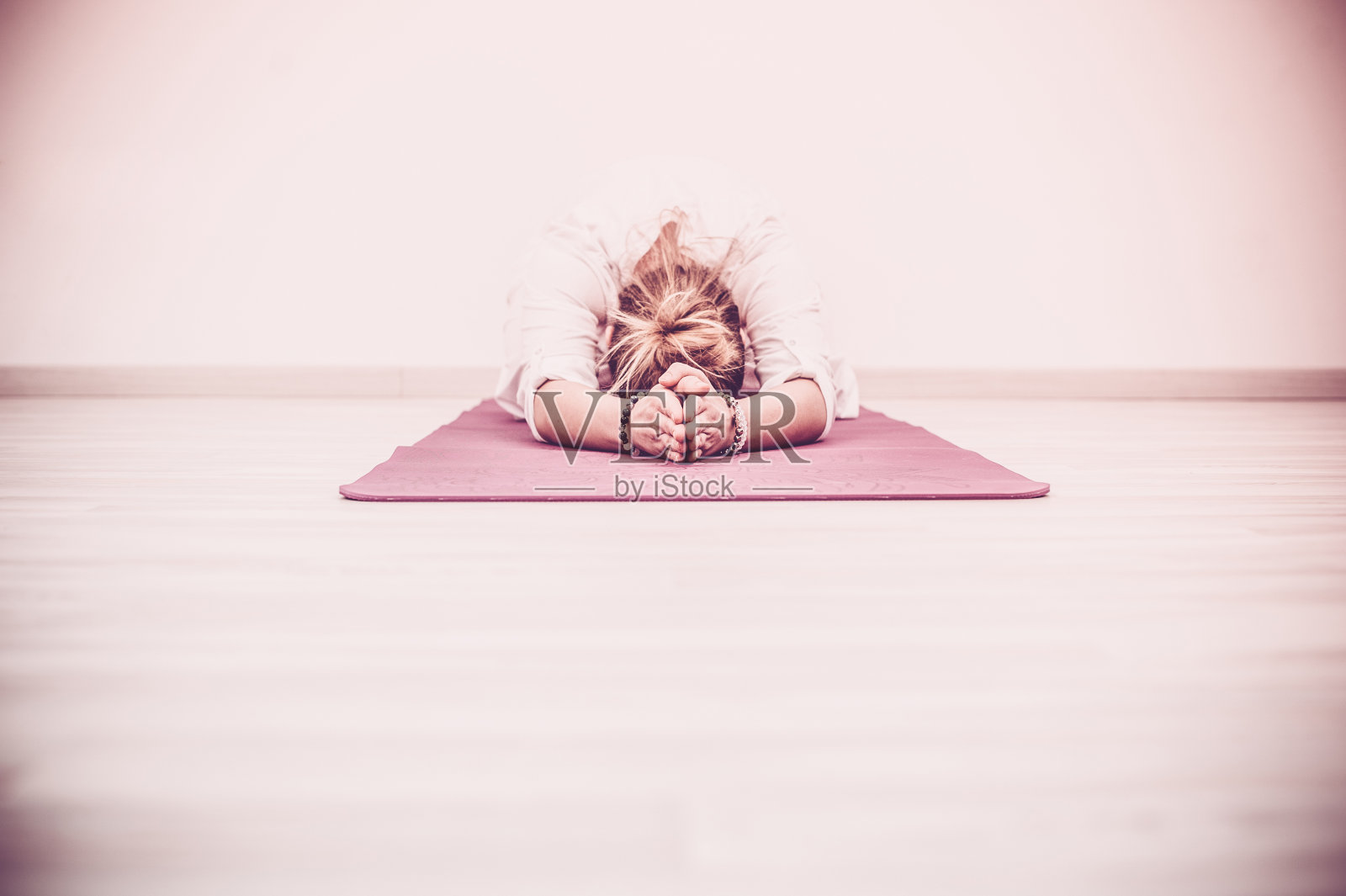 昆达里尼瑜伽冥想在婴儿姿势，伽巴沙那照片摄影图片