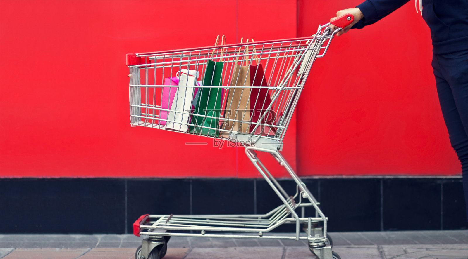 女购物者和购物袋在购物车或红墙购物中心的背景照片摄影图片