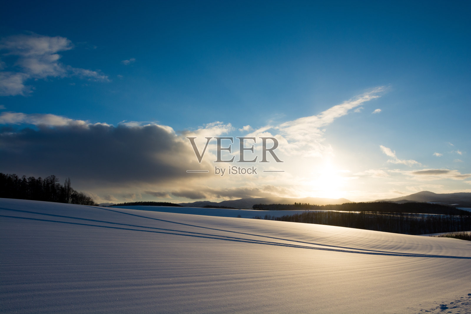 白雪覆盖的田野和阳光照片摄影图片
