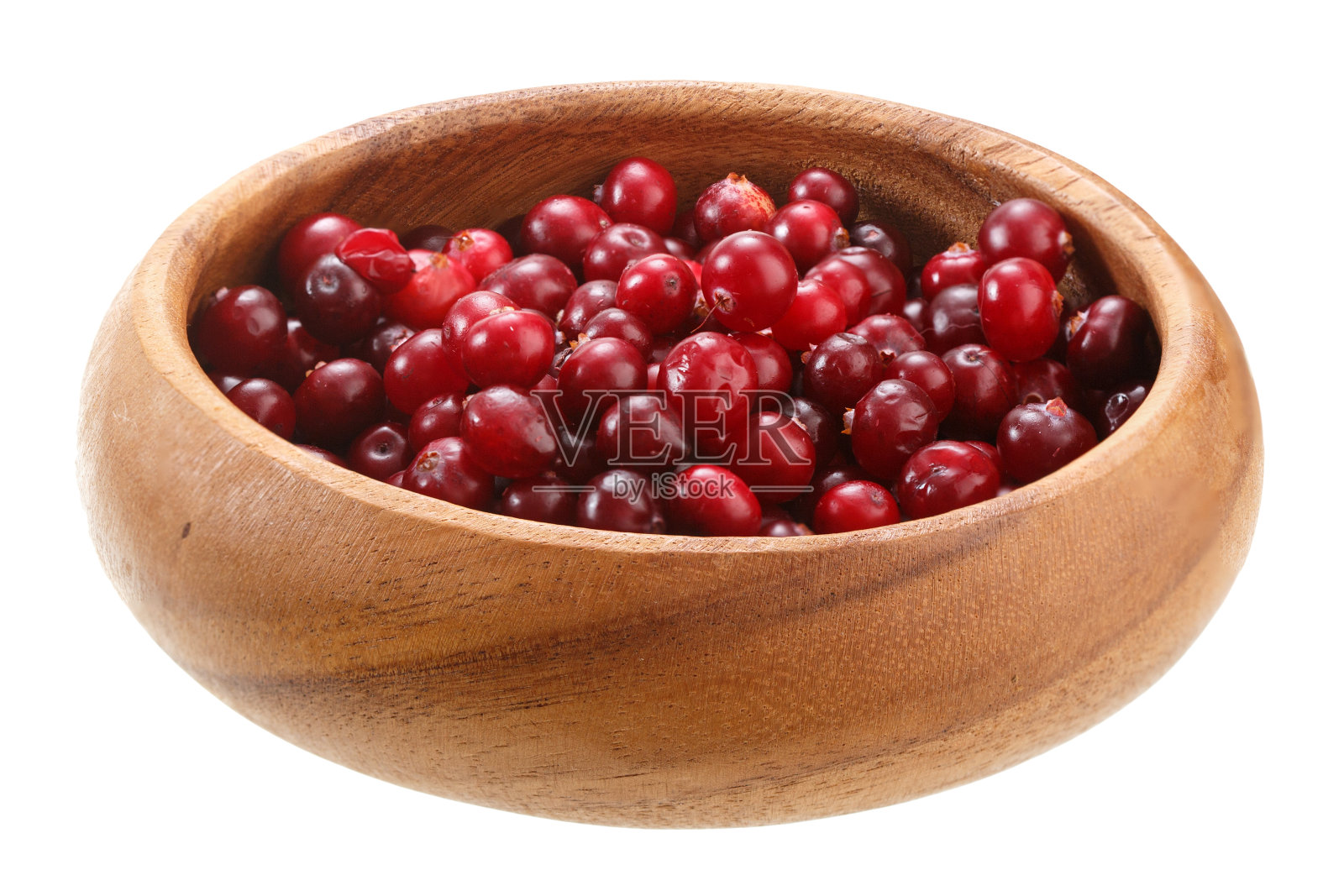 小红莓放在一个木碗里，孤立在白色的背景上照片摄影图片