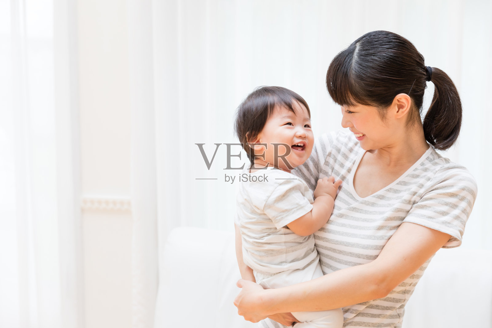 亚洲母亲和婴儿的生活方式形象的肖像照片摄影图片