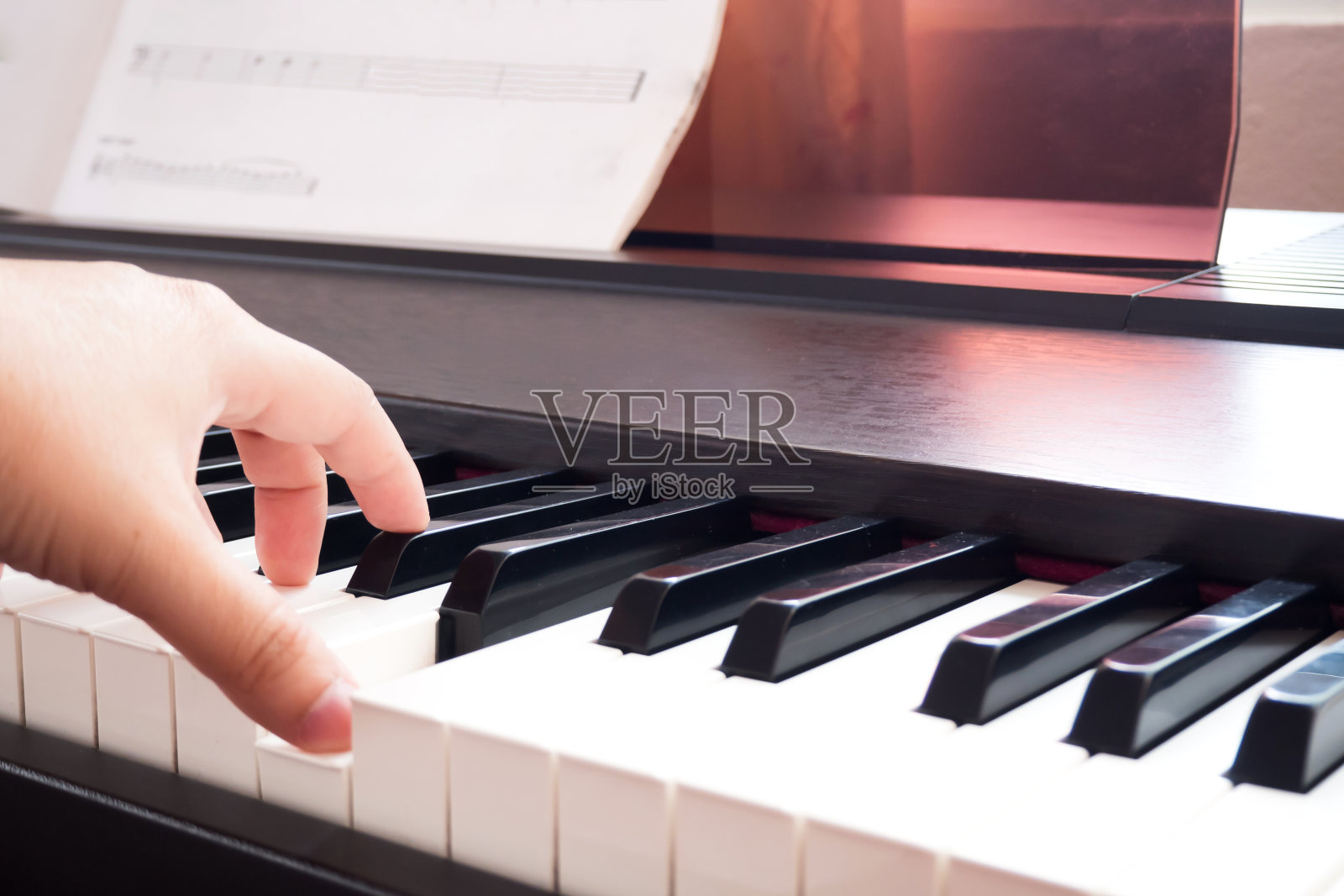 女人用手弹钢琴。音乐和艺术背景。后侧视图与复制空间。照片摄影图片