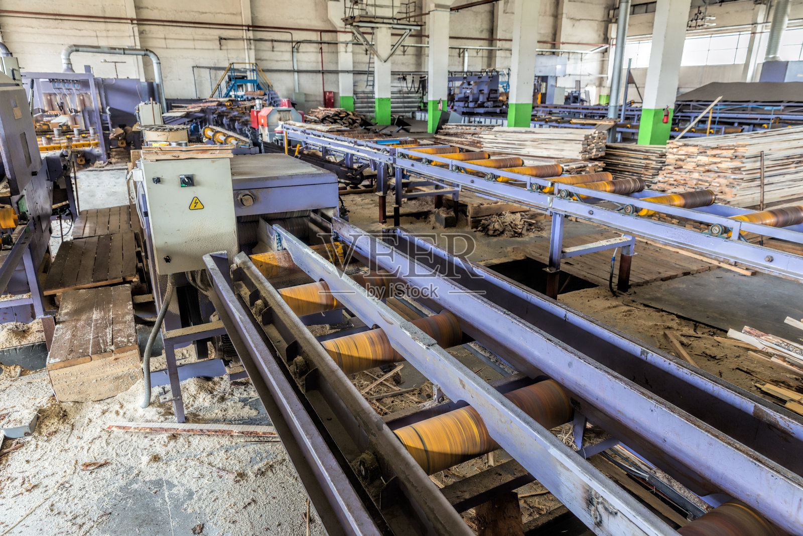 锯木厂。把原木切成木板的过程。自动线锯照片摄影图片