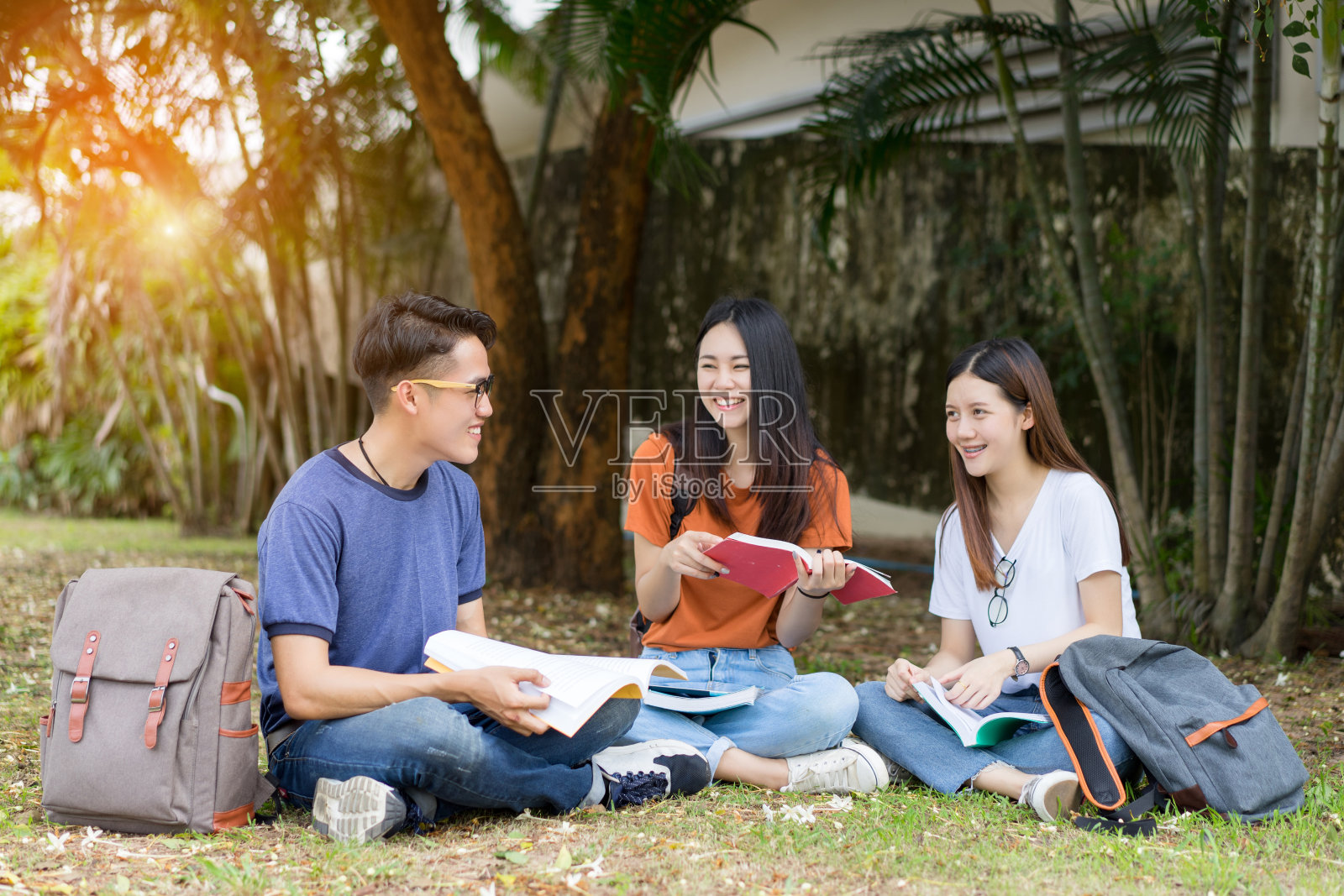 学生年轻的亚洲人一起看书学习微笑着平板电脑，笔记本电脑在大学高中校园，大学暑假放松照片摄影图片