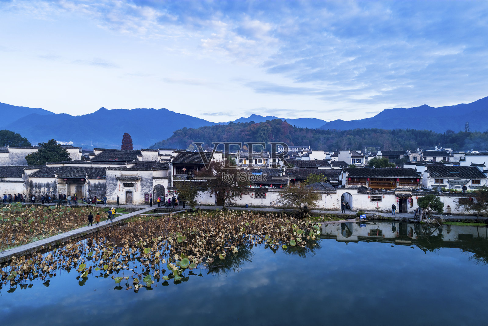 清晨鸟瞰中国古代村落照片摄影图片