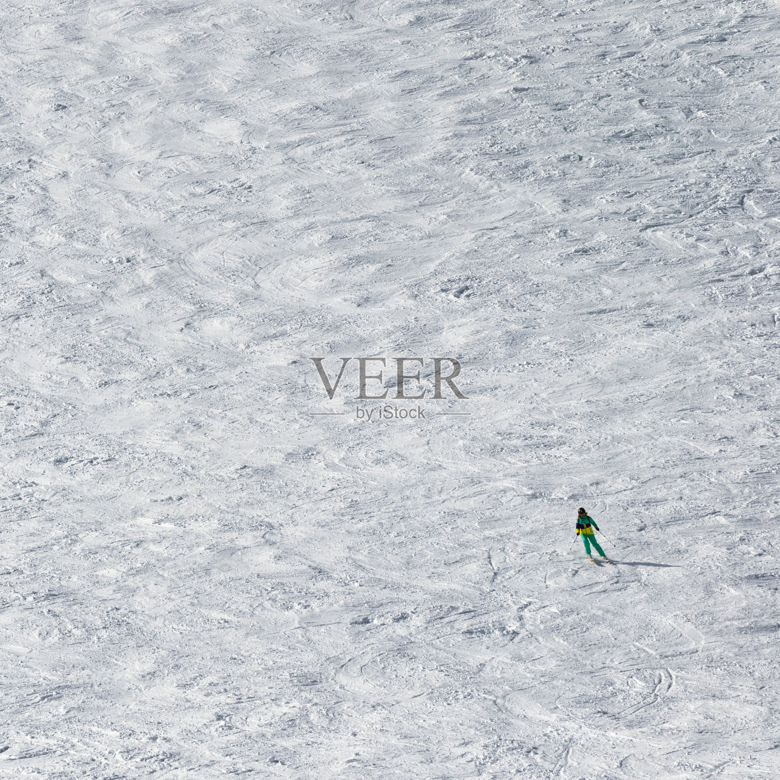 滑雪者在雪坡上下坡照片摄影图片