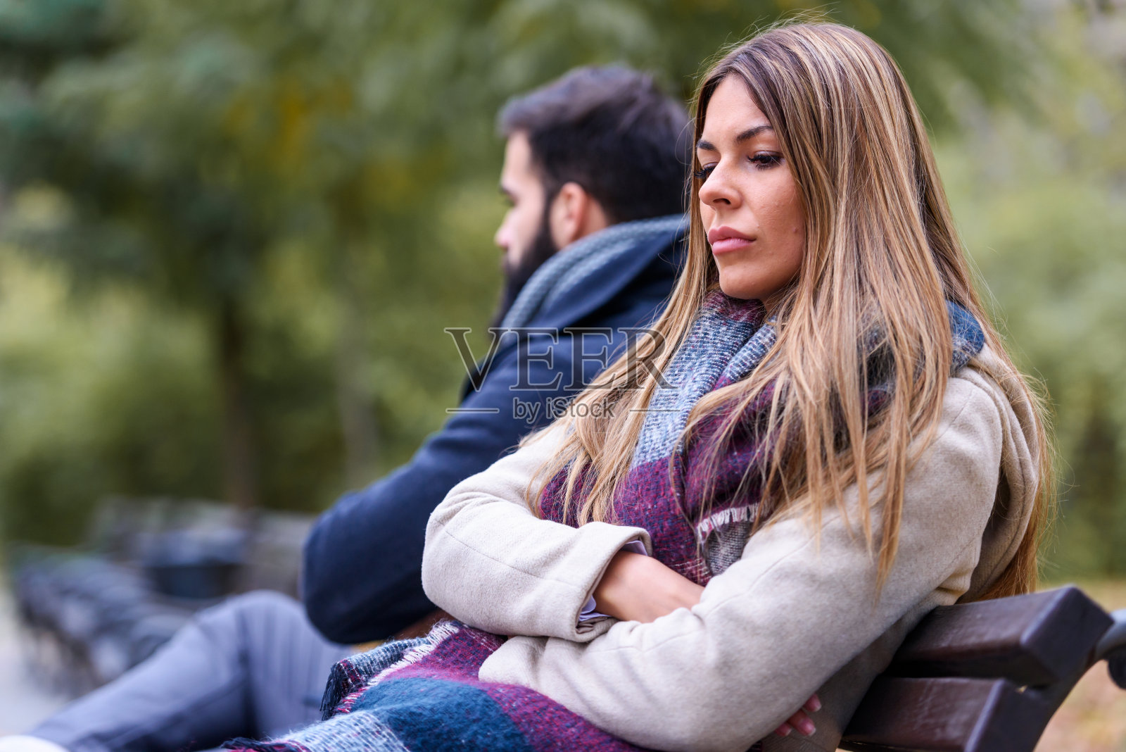 坐在公园里的情侣关系出现问题照片摄影图片