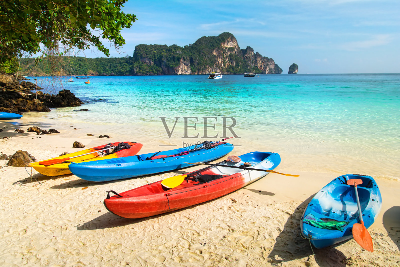美丽的海滩和沙滩上的皮划艇。位置:皮皮岛，甲米省，泰国，安达曼海。艺术照片。美丽的世界。照片摄影图片