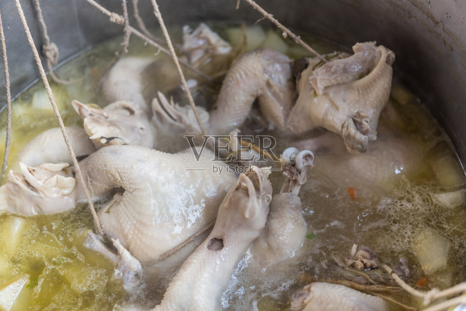 海南鸡饭(海南鸡饭)在泰国街头食品市场出售。照片摄影图片