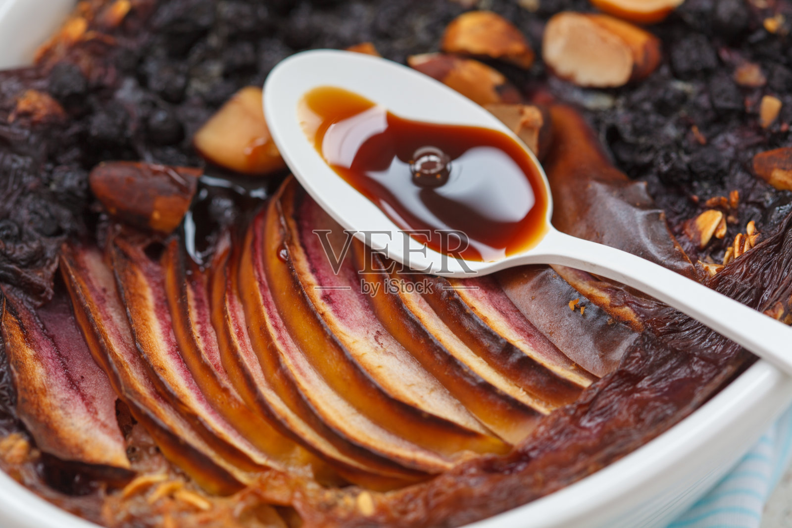 纯素烤燕麦脆饼配苹果，蓝莓，巴西坚果和枣糖浆照片摄影图片