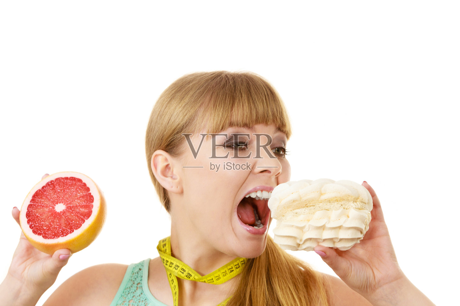 女性选择水果或蛋糕是饮食的选择照片摄影图片