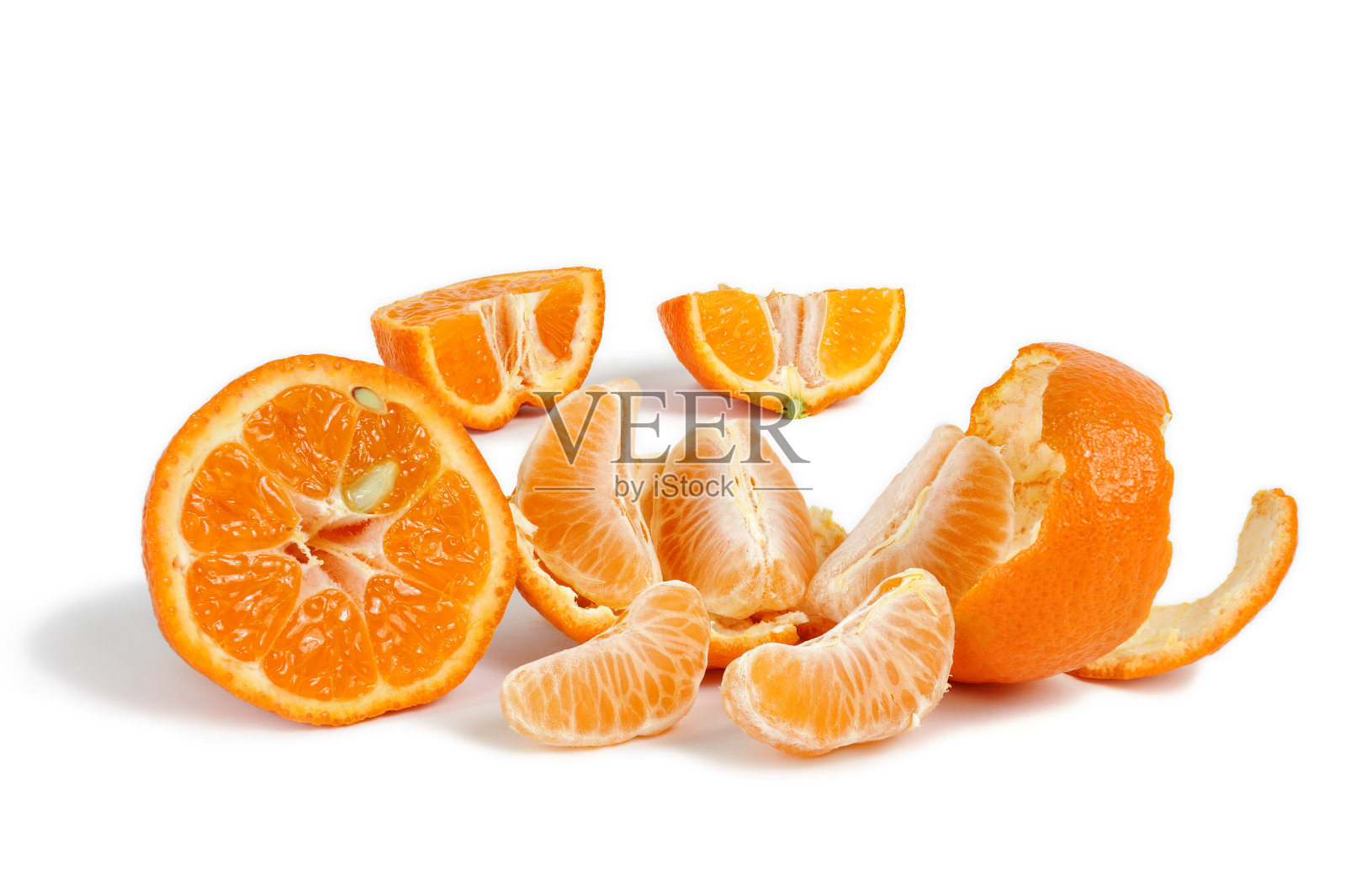 新鲜的橘子在白色的背景上切成薄片和楔形照片摄影图片