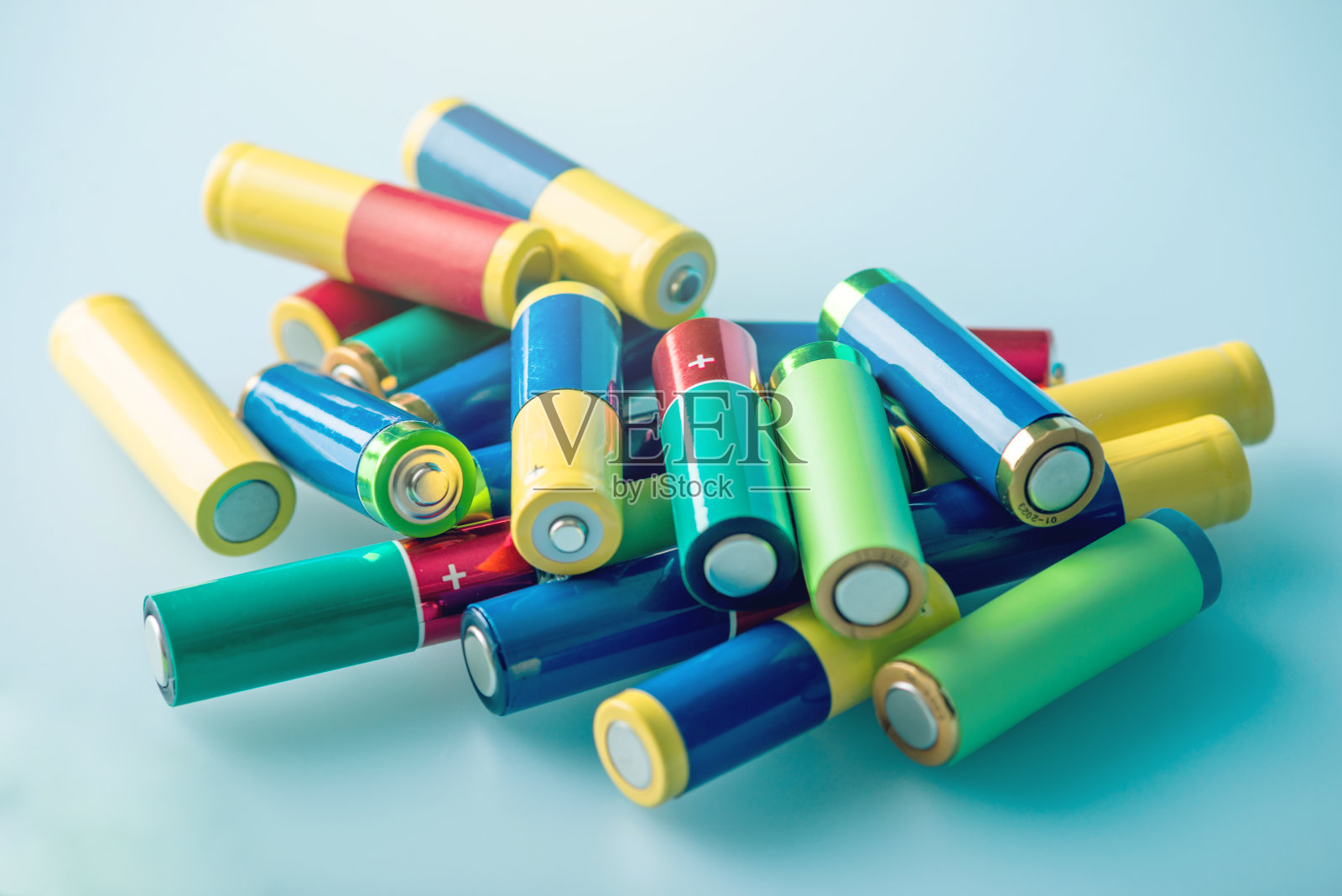 一堆颜色的特写使用碱性AA电池。生态有害物质的概念循环利用照片摄影图片