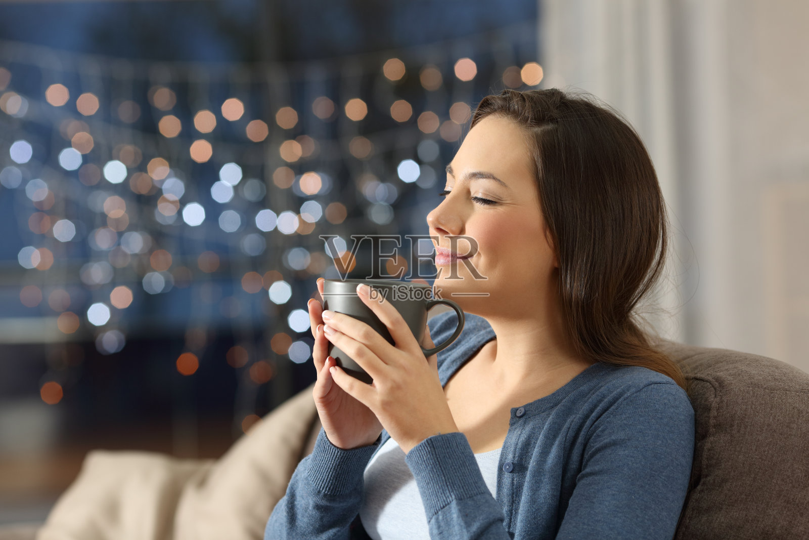 晚上在家喝咖啡放松的女人照片摄影图片