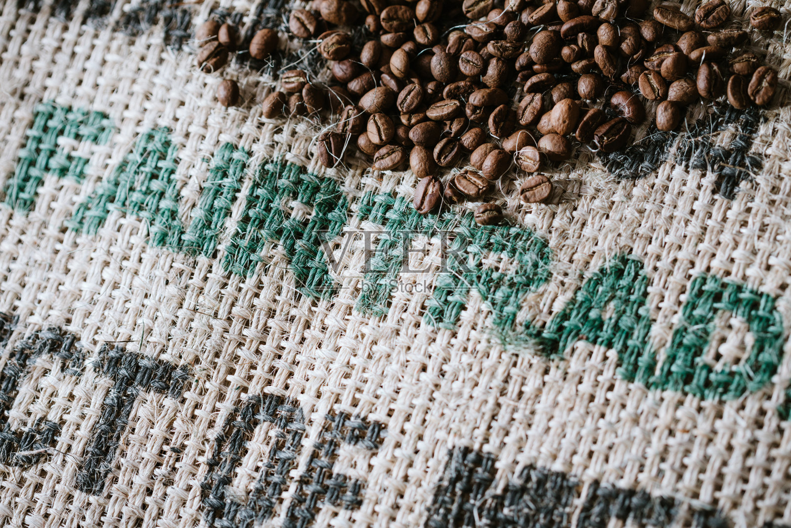 粗麻袋上的公平贸易咖啡豆照片摄影图片