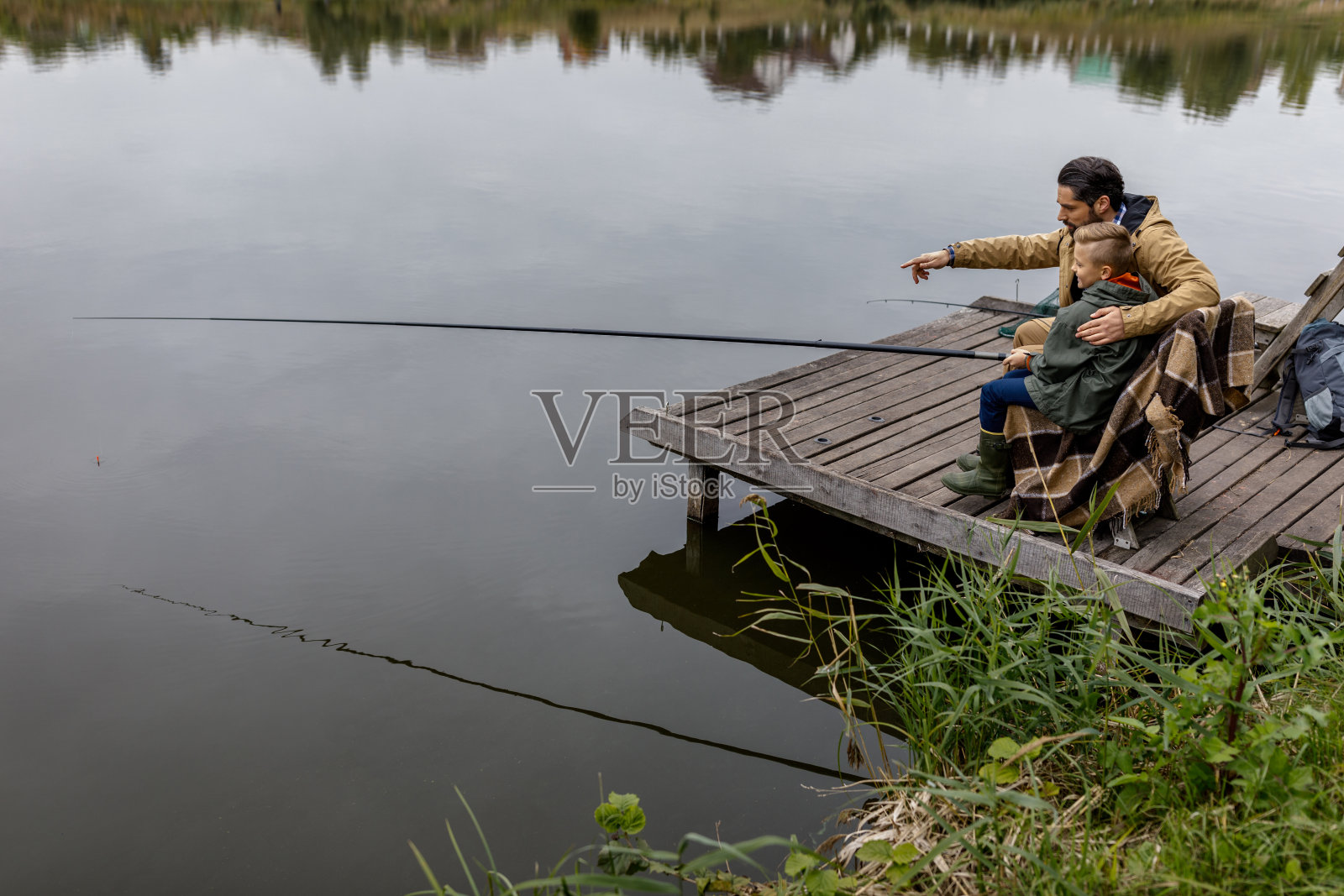 父亲和儿子钓鱼竿照片摄影图片