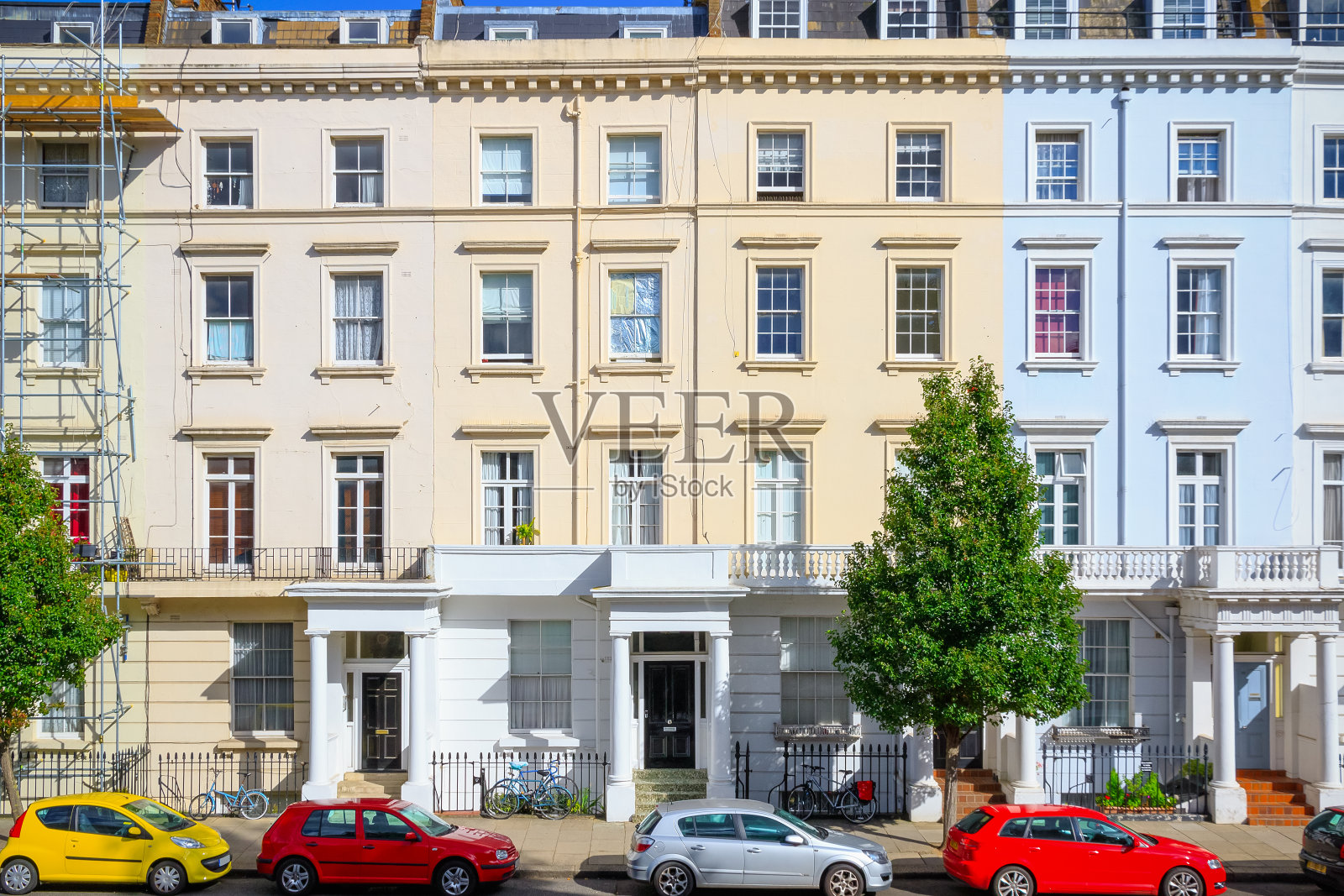 伦敦五颜六色的联排房屋的正面照片摄影图片