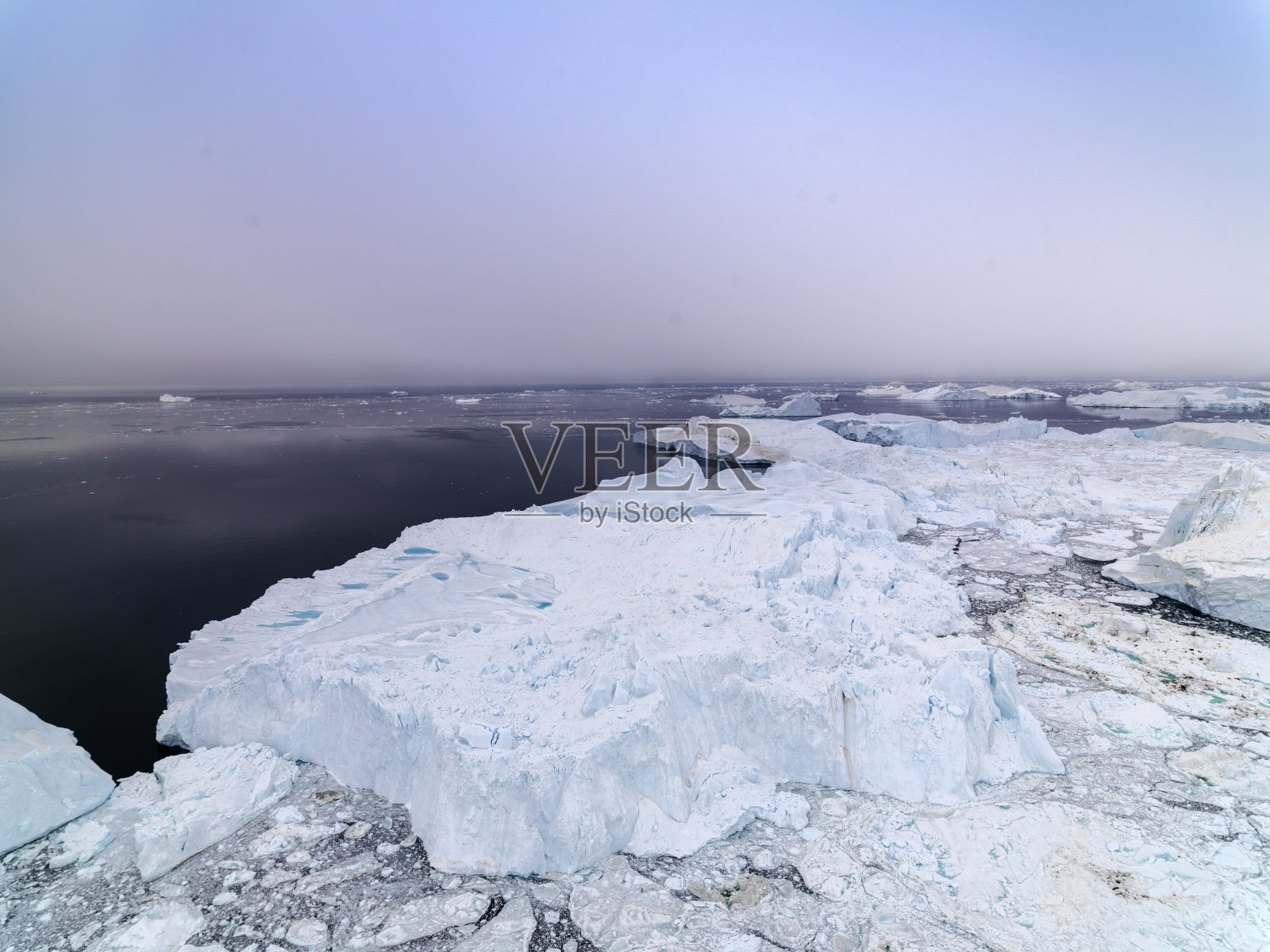 格陵兰岛北冰洋上的冰山照片摄影图片