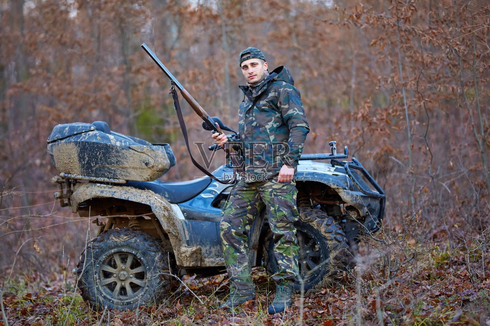 猎人ATV在森林照片摄影图片