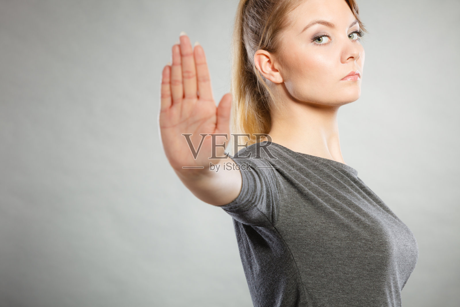果断的女人做出停止的手势。照片摄影图片