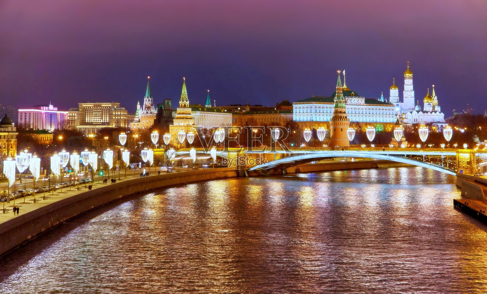 夜景克里姆林宫和莫斯科河的广角景观与圣诞街道装饰照片摄影图片