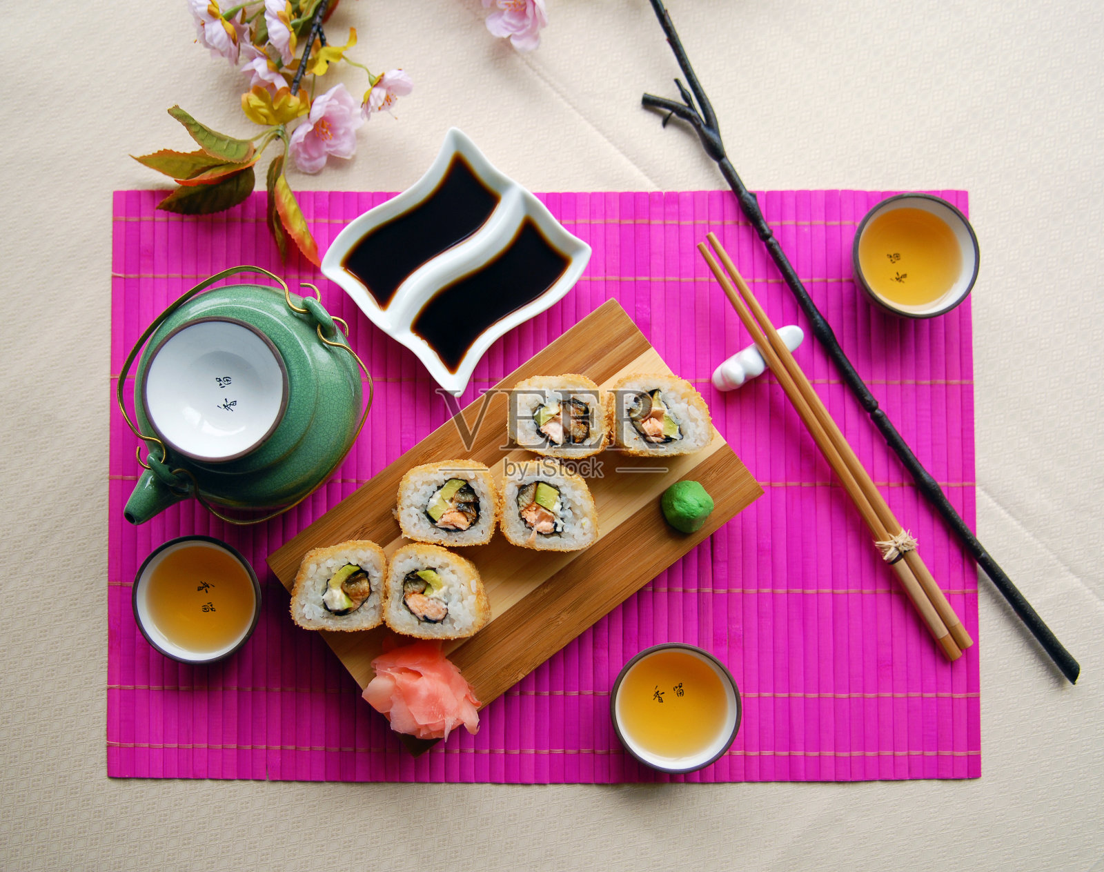 传统的日本食物-寿司，卷和酱照片摄影图片