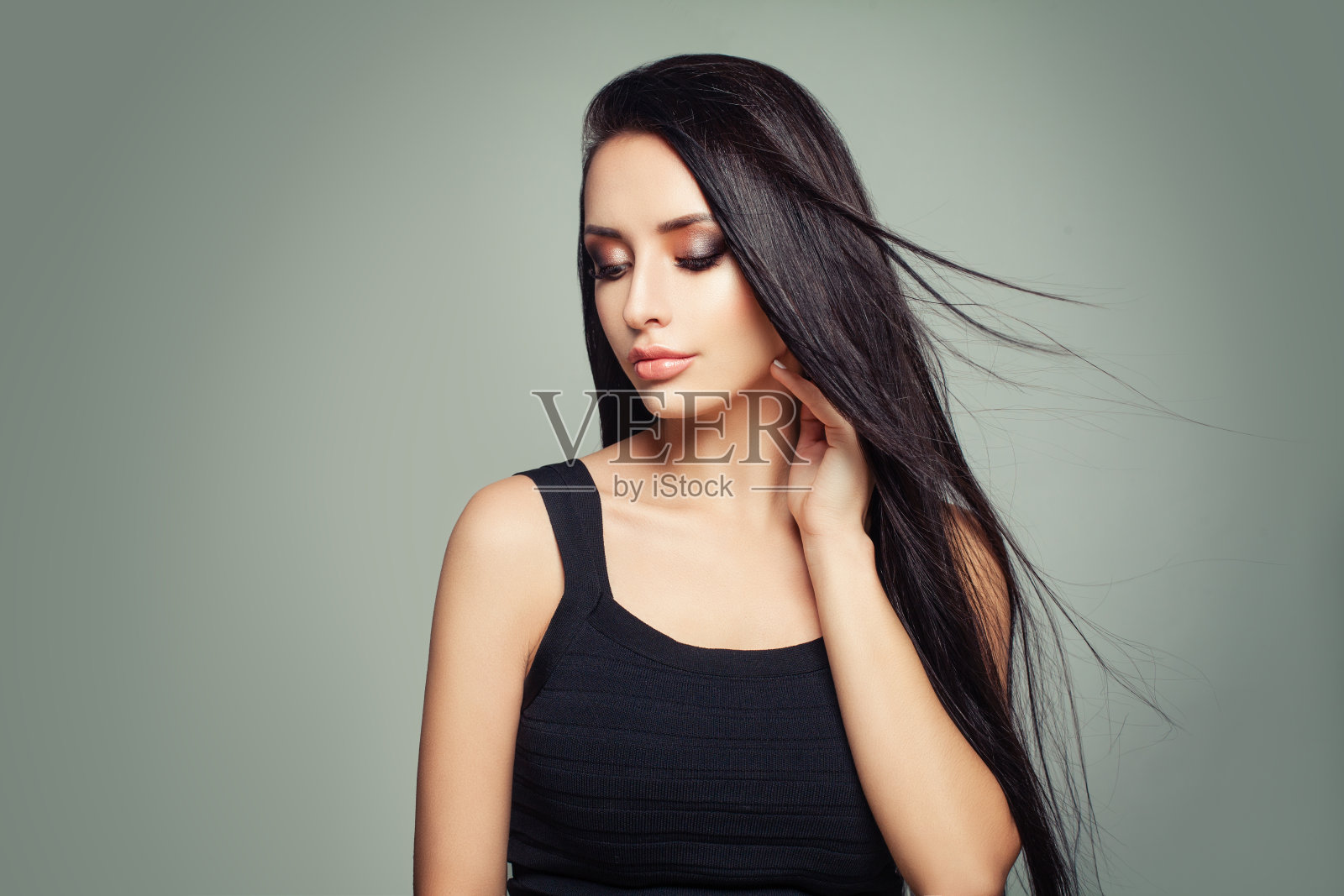 美丽的年轻女子时装模特长健康的头发在灰色的背景照片摄影图片