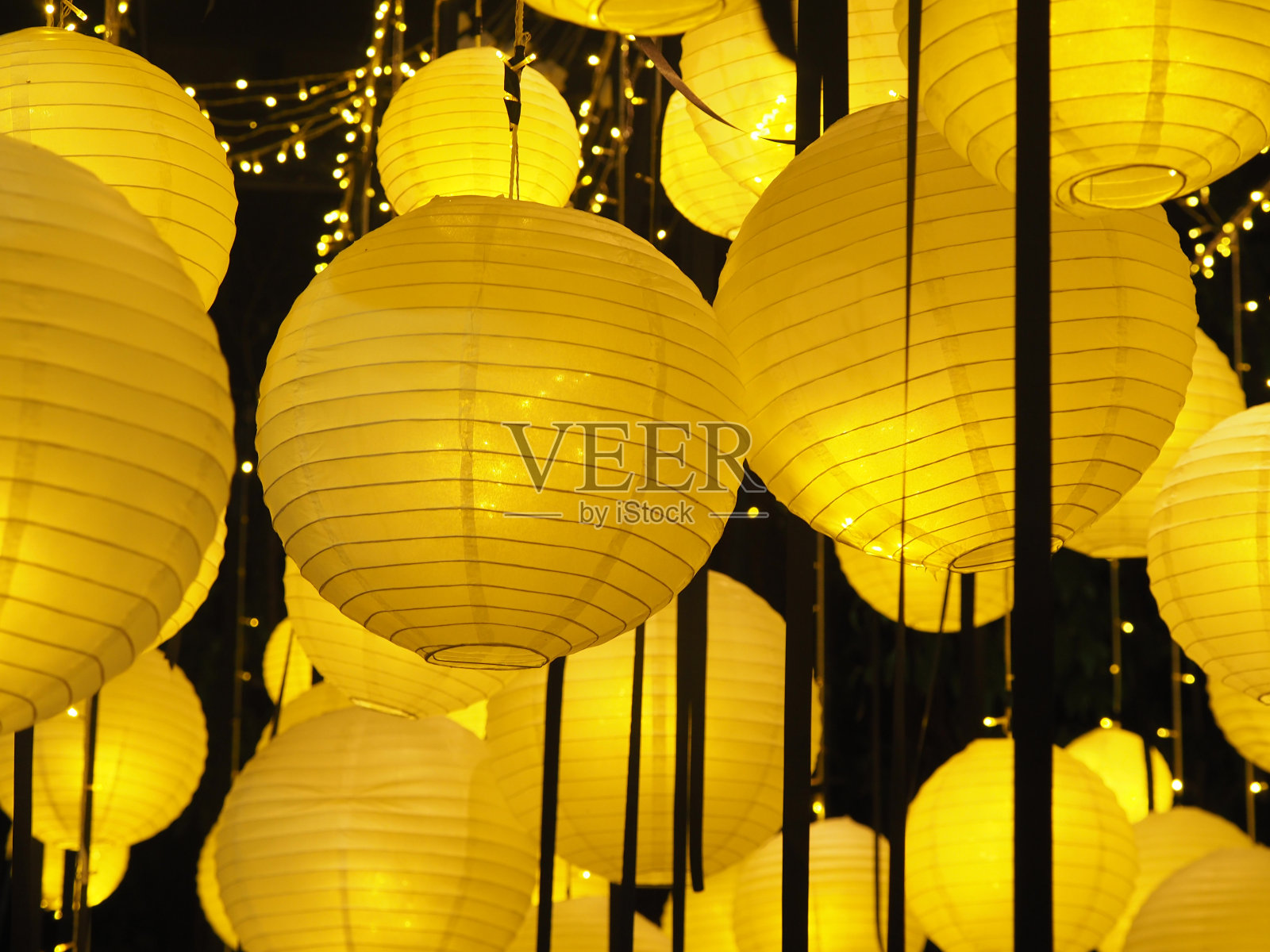 中国传统新年灯笼或圆天花板灯黄色。黄色的亮光。照片摄影图片