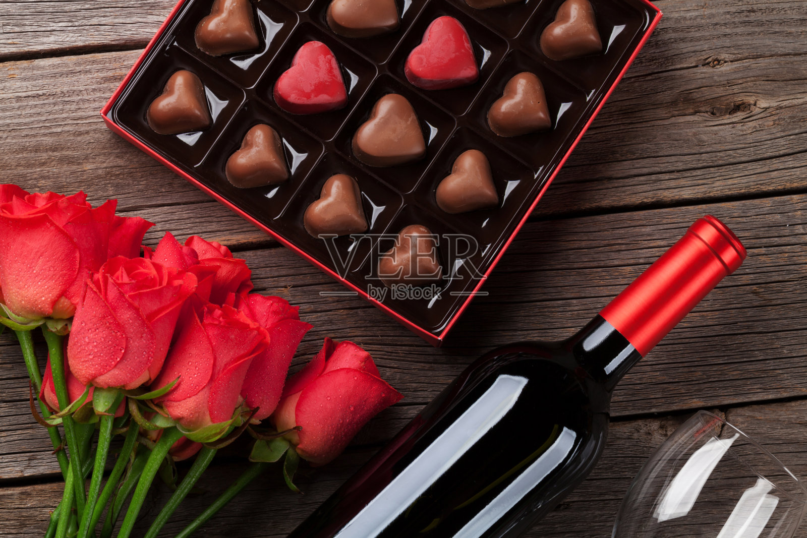 情人节有红玫瑰、葡萄酒和巧克力照片摄影图片
