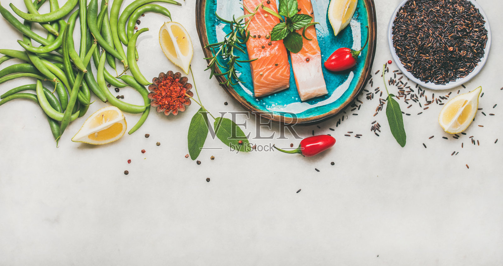 生鲑鱼排配蔬菜，米饭和蔬菜照片摄影图片