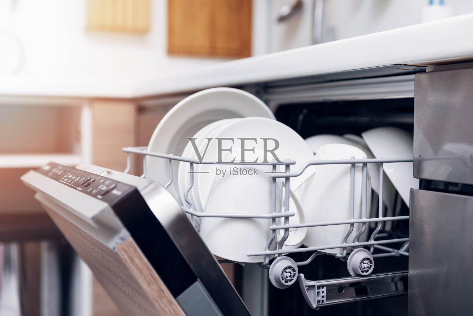 开放式洗碗机和干净的盘子在家庭厨房照片摄影图片