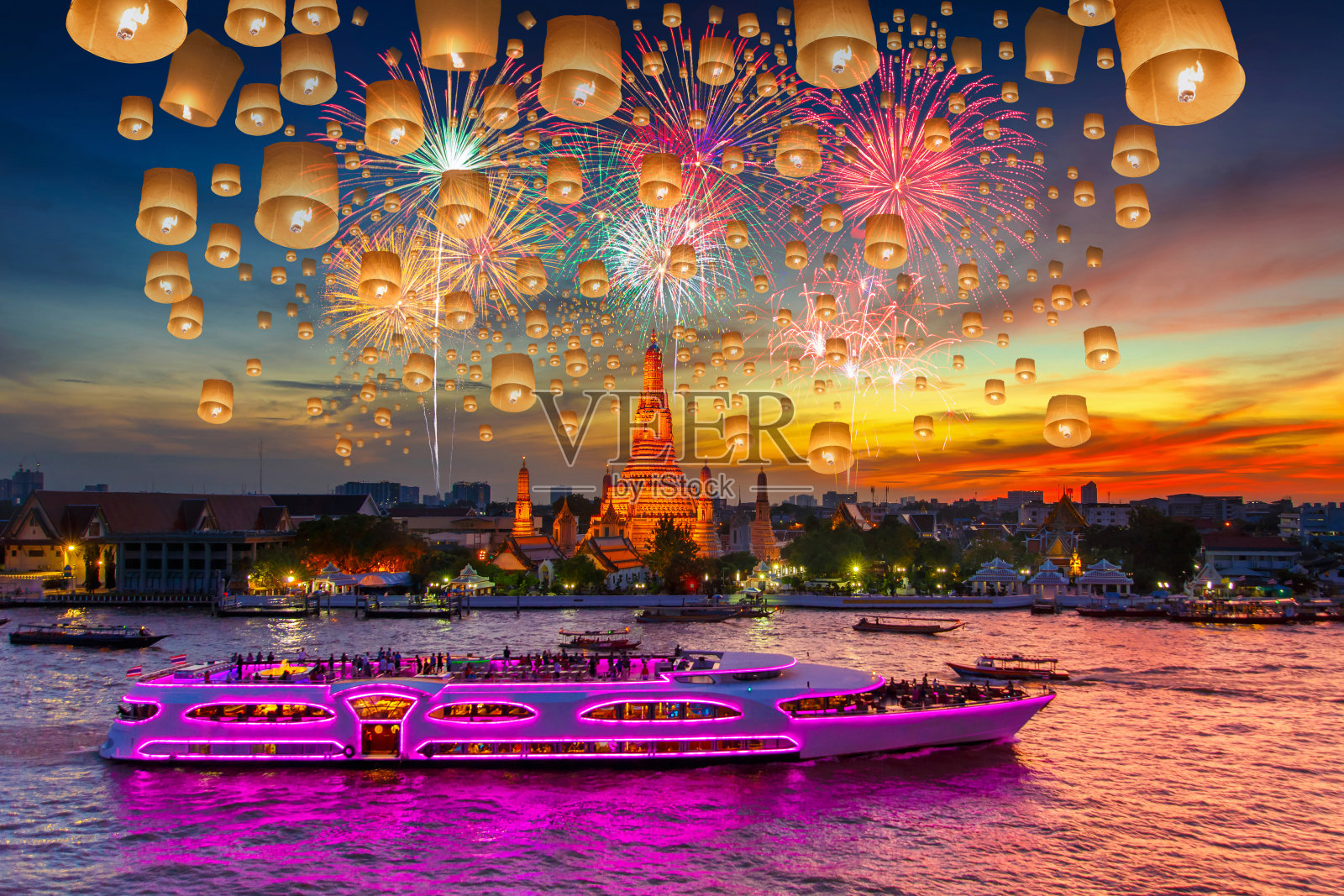 浮灯和烟花在Wat arun和游轮在日落时间下庆祝新年照片摄影图片