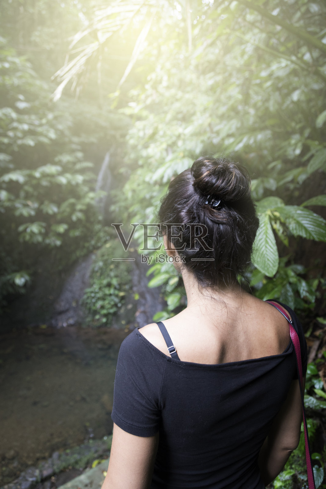 巴厘岛雨林里的女人照片摄影图片