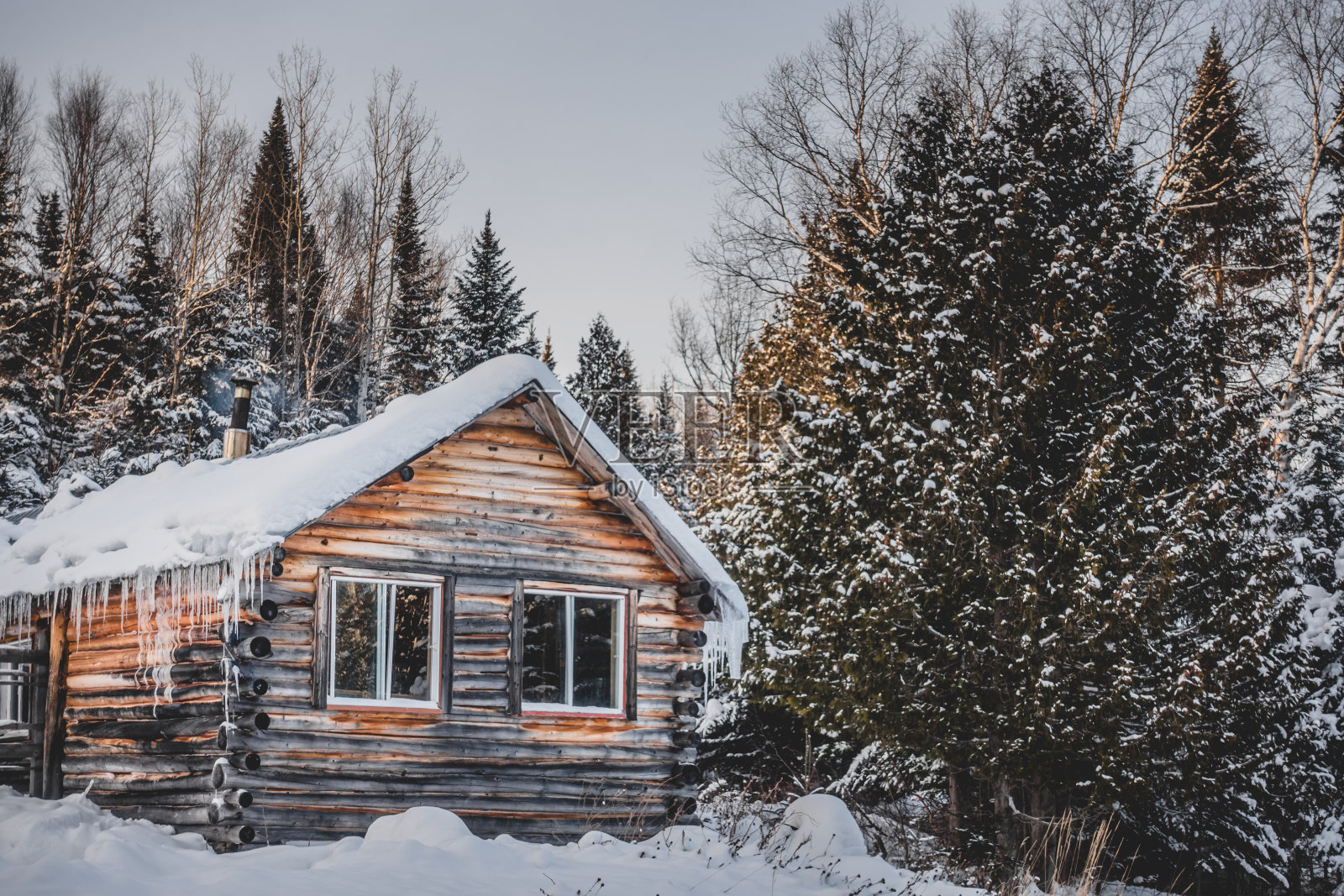 加拿大圆原木木屋在冬天照片摄影图片