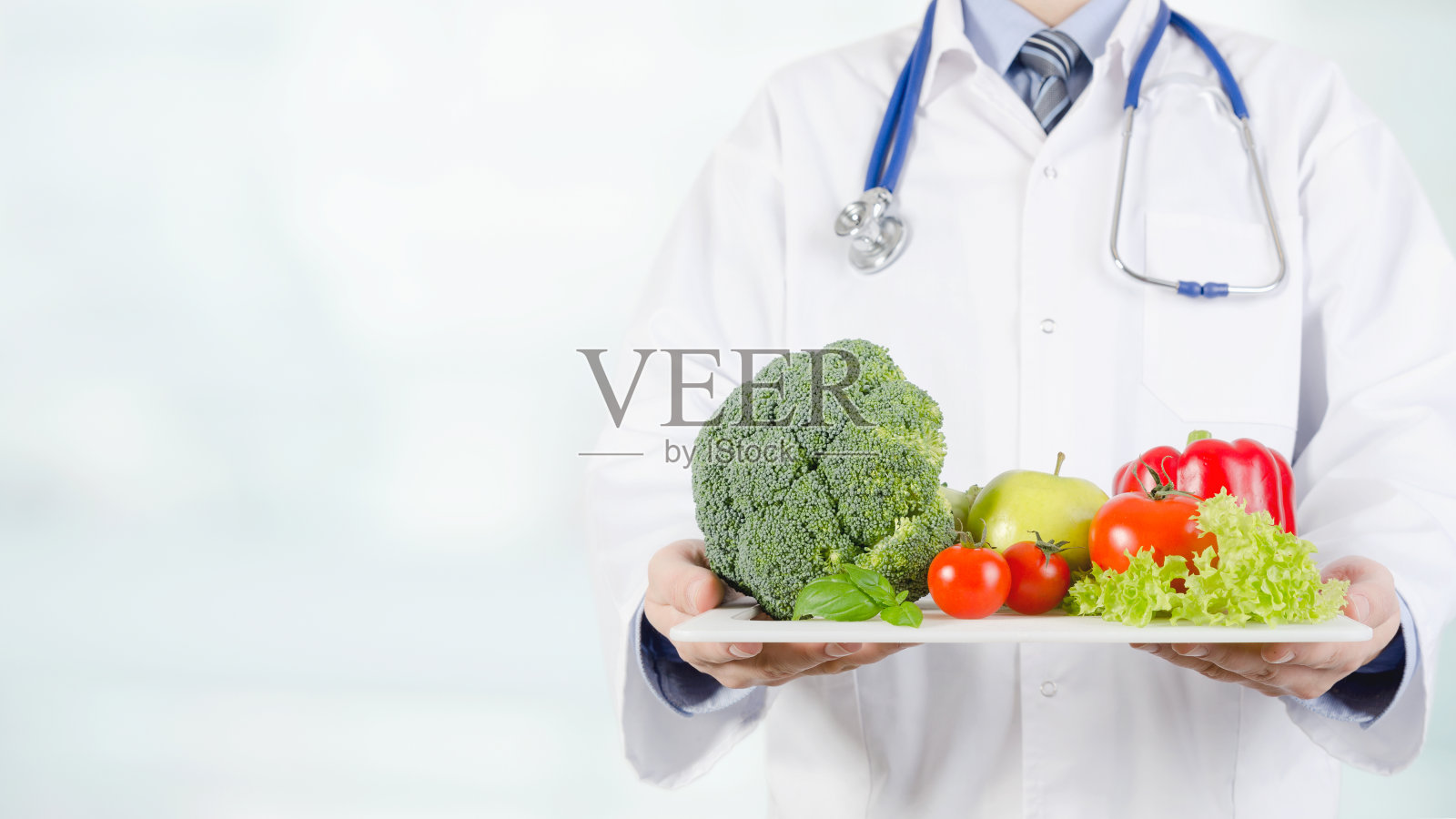 医生用托盘端着蔬菜和水果照片摄影图片