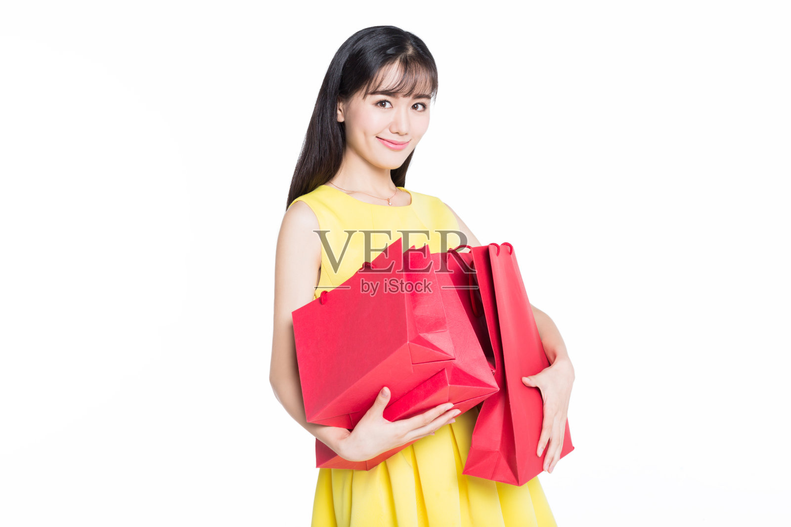 快乐的女人拥抱红色的购物袋照片摄影图片