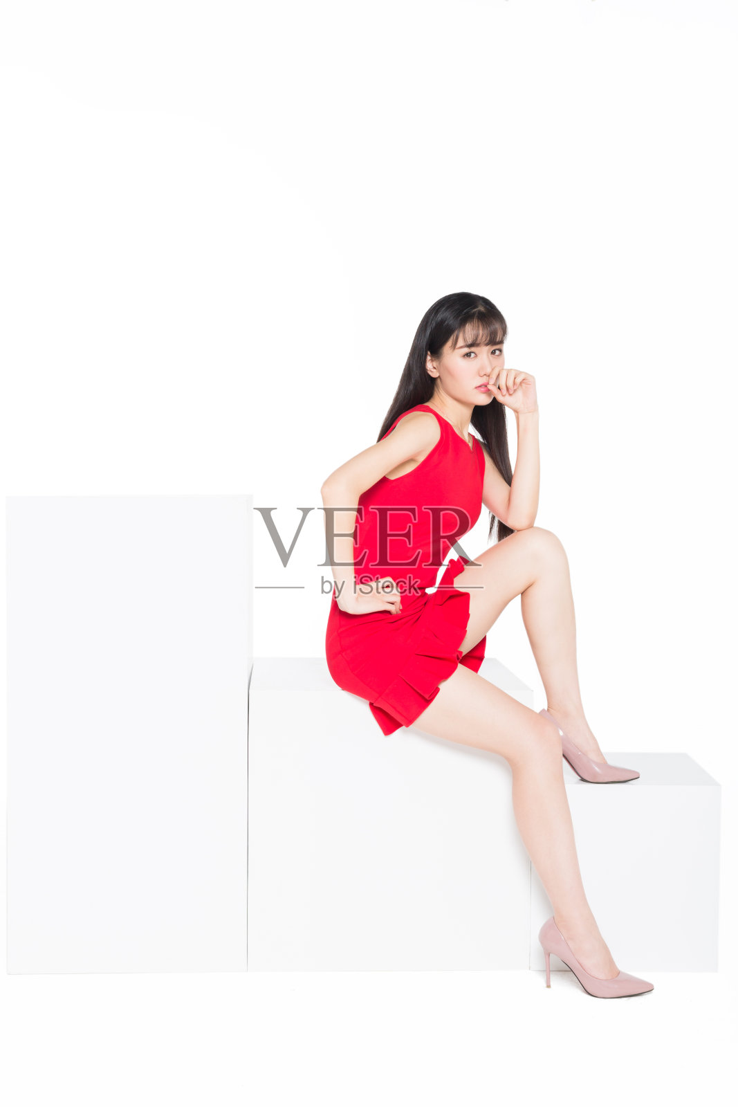 迷人的亚洲女人穿着红色的裙子在白色的背景照片摄影图片