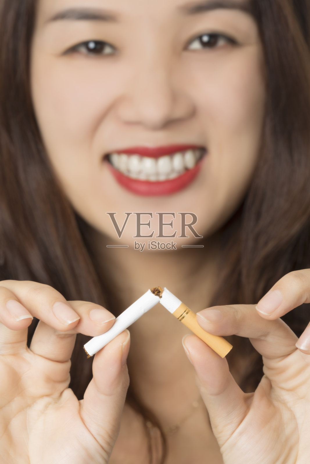 亚洲妇女微笑而戒烟孤立在白色背景照片摄影图片