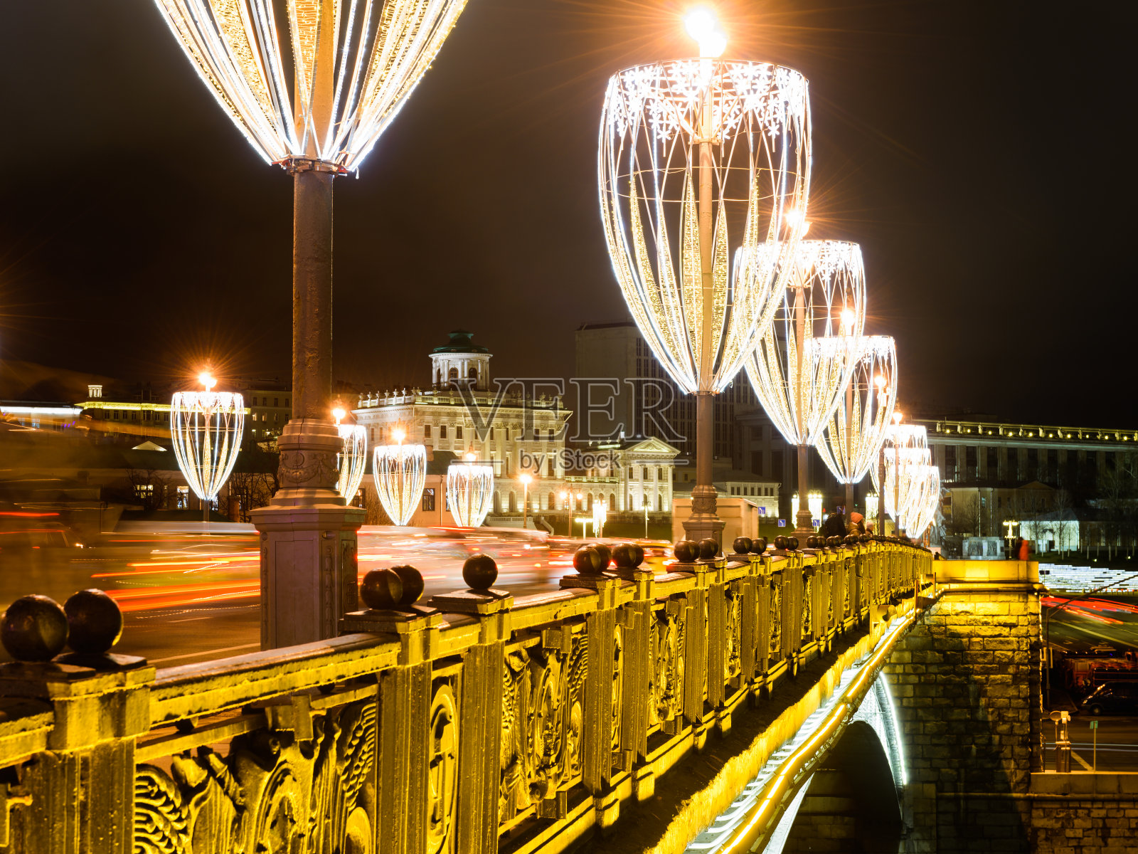 俄罗斯莫斯科列宁图书馆附近的桥上，圣诞街灯变成了香槟酒的玻璃杯照片摄影图片