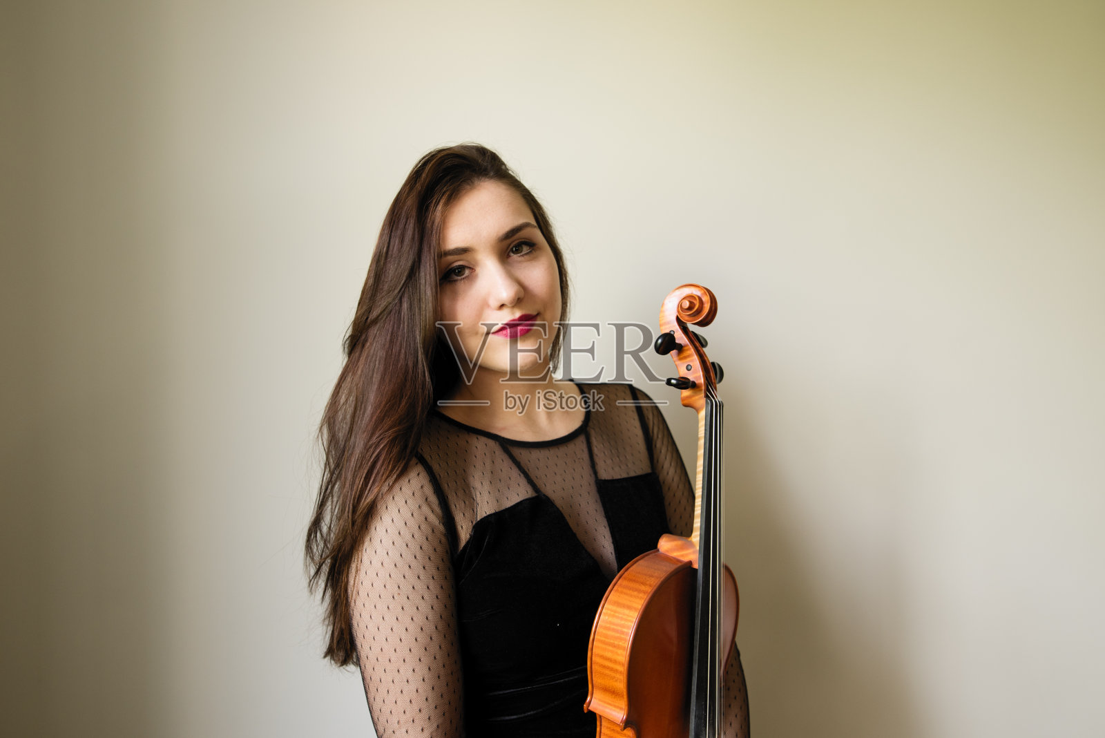 年轻女子拉中提琴照片摄影图片