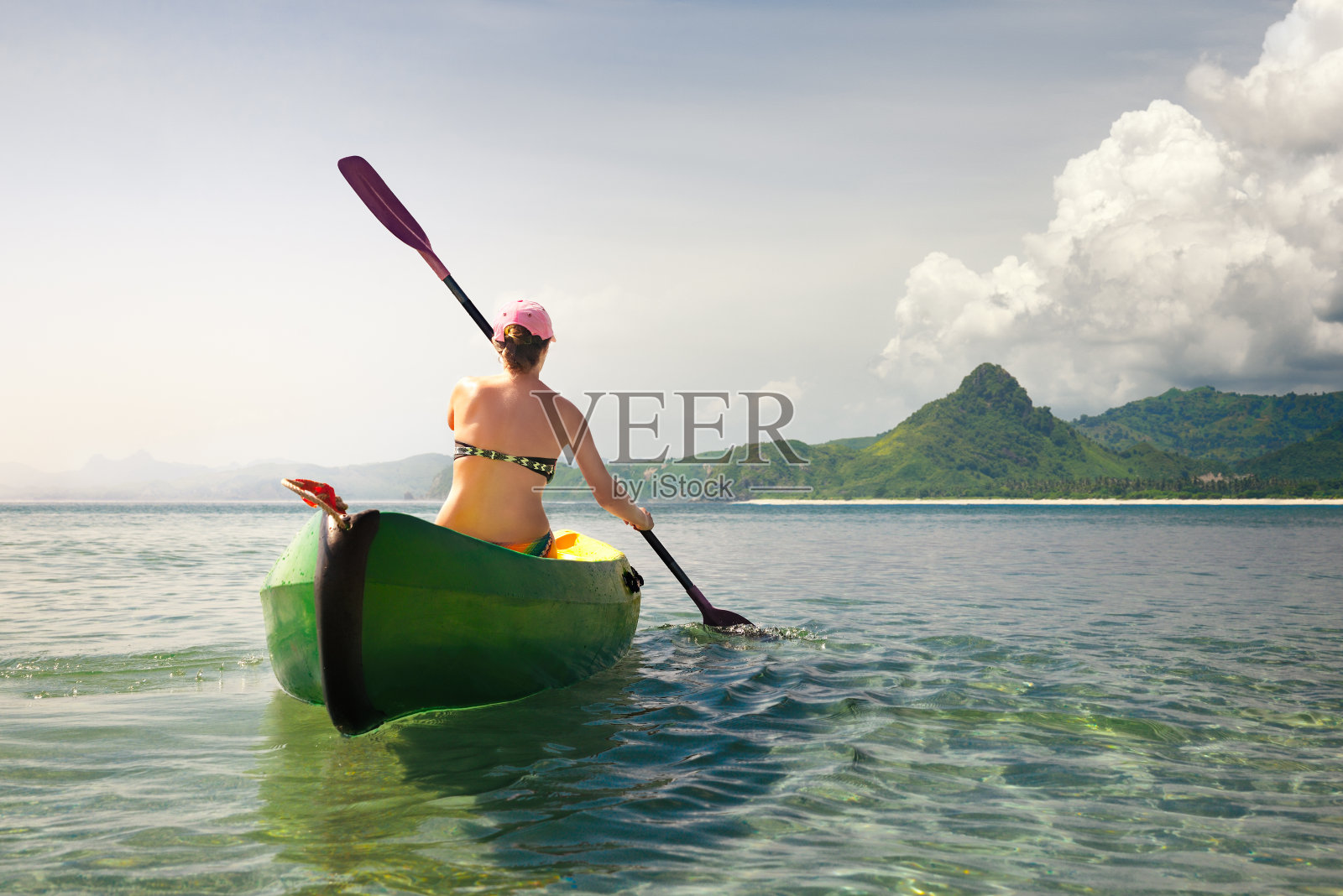女人旅行者探索平静的热带海滩独木舟。照片摄影图片