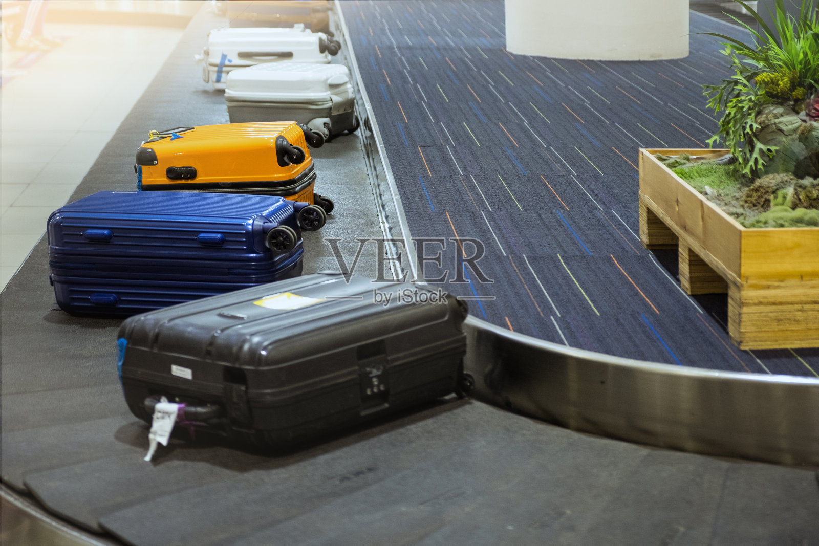 在机场的行李提取处，行李箱放在传送带上。照片摄影图片