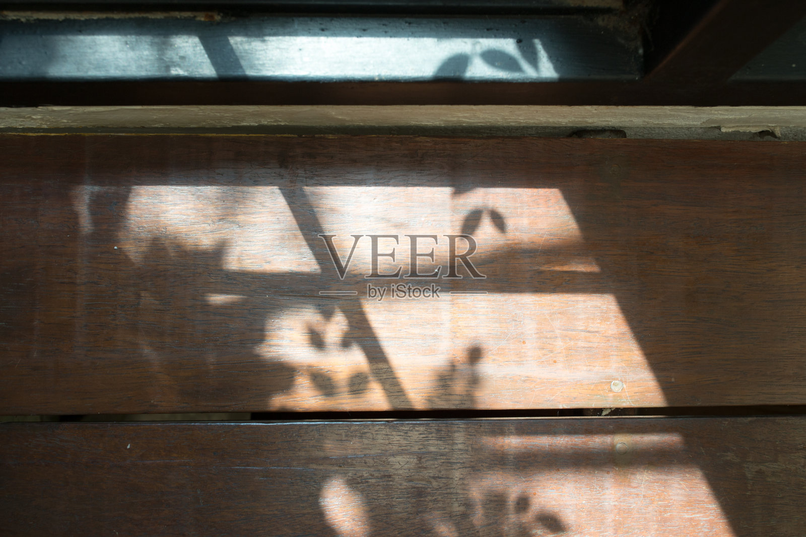 木制的桌子，带有窗户透光的阴影照片摄影图片