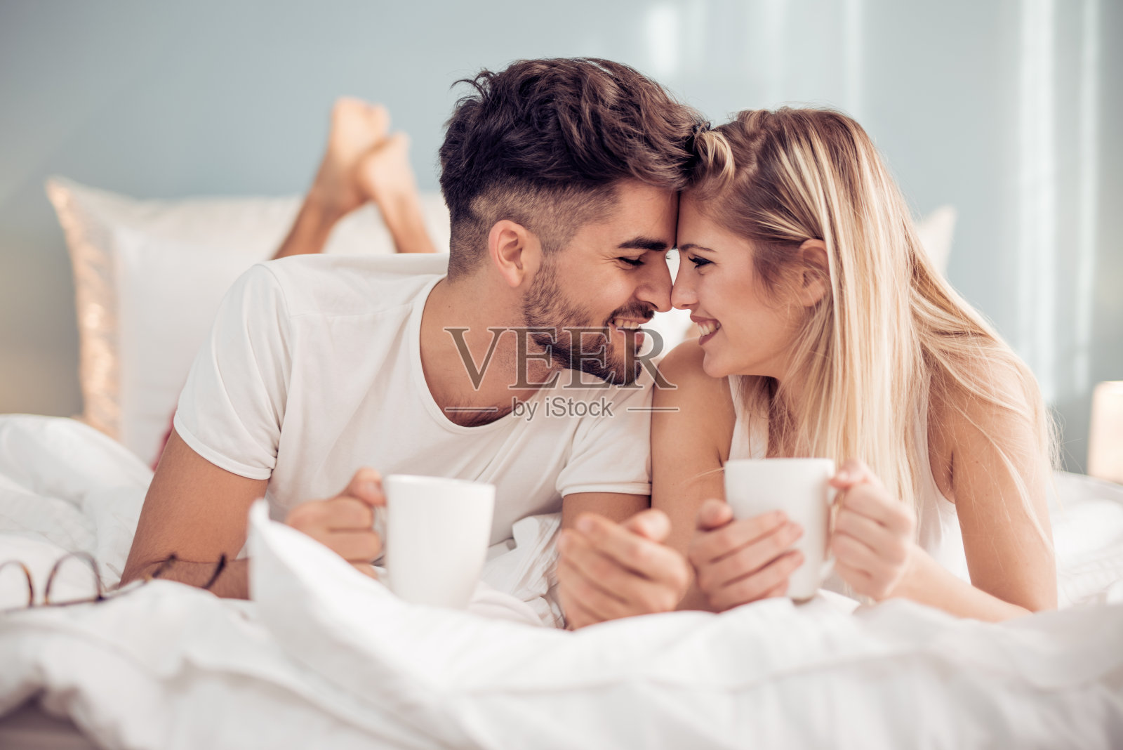 年轻的情侣在床上照片摄影图片
